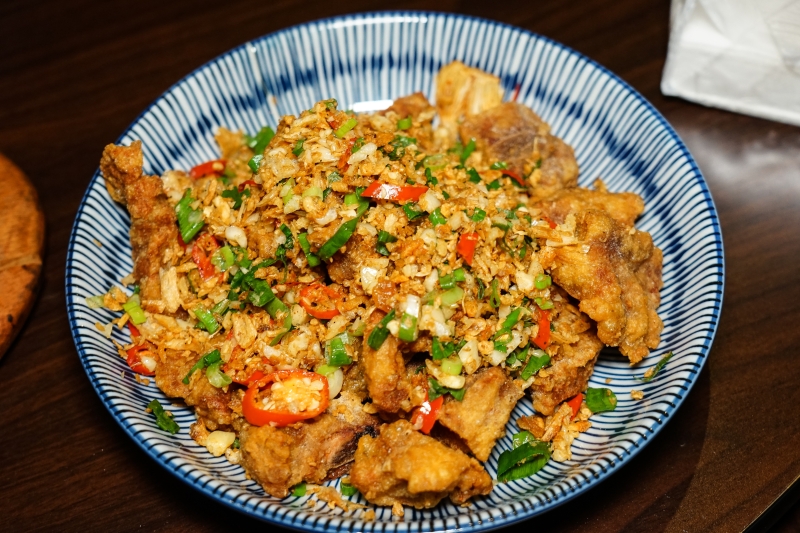 [花蓮美食]環境優質氣氛好 熱炒美味價格平實 朋友聚會餐廳推薦 蒜頭剝皮辣椒雞湯暖呼呼登場-NO.8育樂新村美食熱炒