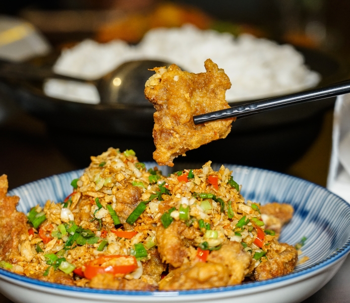 [花蓮美食]環境優質氣氛好 熱炒美味價格平實 朋友聚會餐廳推薦 蒜頭剝皮辣椒雞湯暖呼呼登場-NO.8育樂新村美食熱炒