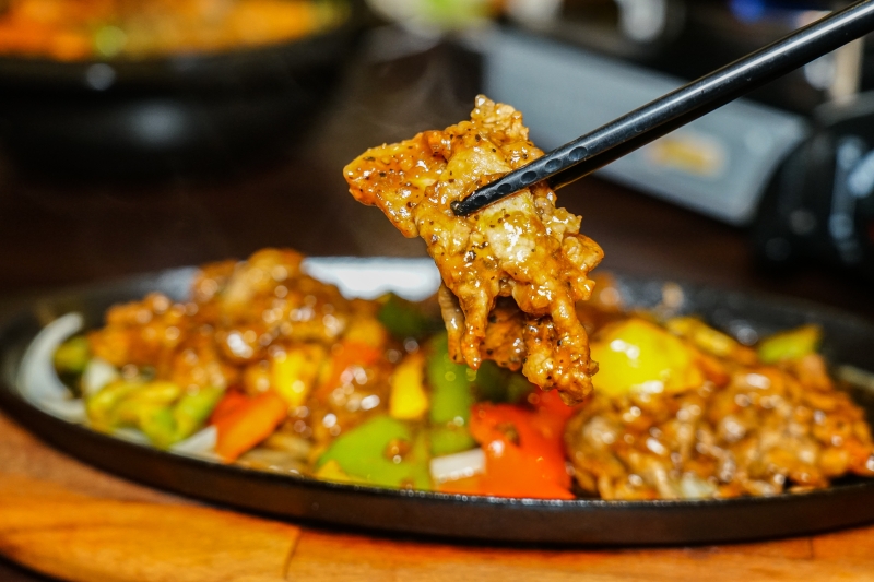 [花蓮美食]環境優質氣氛好 熱炒美味價格平實 朋友聚會餐廳推薦 蒜頭剝皮辣椒雞湯暖呼呼登場-NO.8育樂新村美食熱炒