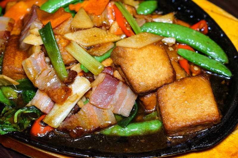 [花蓮美食]環境優質氣氛好 熱炒美味價格平實 朋友聚會餐廳推薦 蒜頭剝皮辣椒雞湯暖呼呼登場-NO.8育樂新村美食熱炒