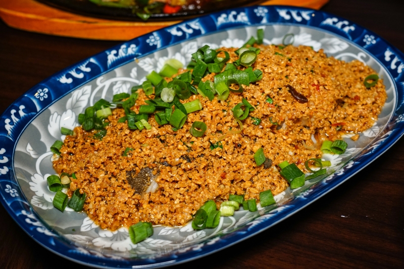 [花蓮美食]環境優質氣氛好 熱炒美味價格平實 朋友聚會餐廳推薦 蒜頭剝皮辣椒雞湯暖呼呼登場-NO.8育樂新村美食熱炒