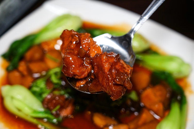 [花蓮美食]環境優質氣氛好 熱炒美味價格平實 朋友聚會餐廳推薦 蒜頭剝皮辣椒雞湯暖呼呼登場-NO.8育樂新村美食熱炒