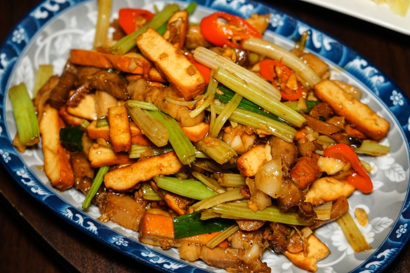 [花蓮美食]環境優質氣氛好 熱炒美味價格平實 朋友聚會餐廳推薦 蒜頭剝皮辣椒雞湯暖呼呼登場-NO.8育樂新村美食熱炒