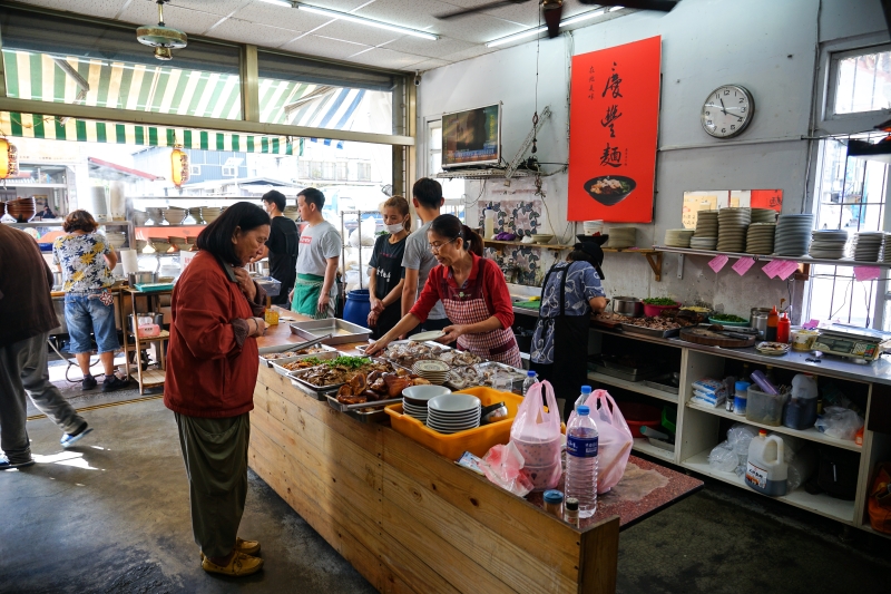 這家麵店獨特煙燻小菜也太美味了吧 招牌三角肉 豬尾巴 豬肝等小菜超好吃-慶豐麵店 花蓮吉安美食