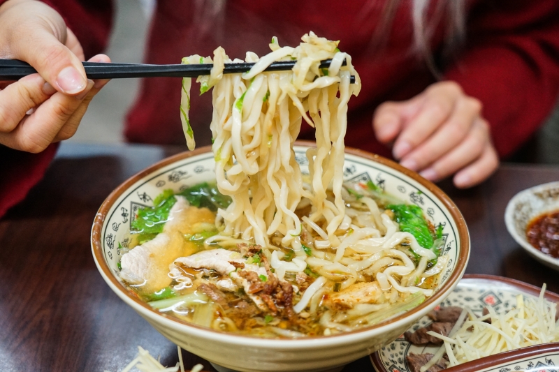 這家麵店獨特煙燻小菜也太美味了吧 招牌三角肉 豬尾巴 豬肝等小菜超好吃-慶豐麵店 花蓮吉安美食