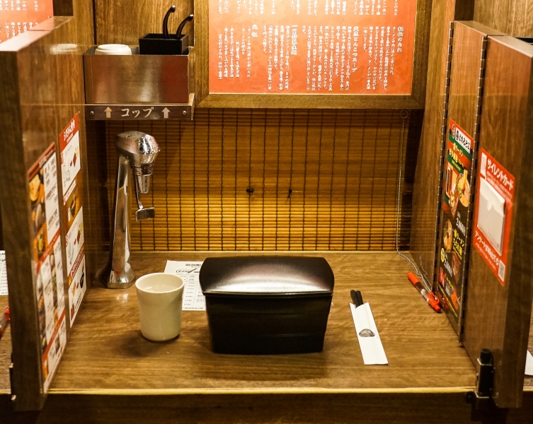 [日本九州 福岡美食]一蘭拉麵限定”方形碗” 只有天神西通り與福岡運河城博多店有 一蘭控快來吧~~