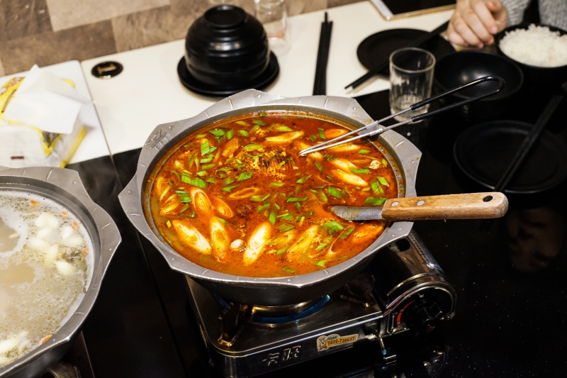 [花蓮吉安美食]老闆太佛心  新推出麻辣鍋免費送 蒜頭雞湯只要199元 開到凌晨1點 花蓮宵夜熱炒推薦-新寶商號