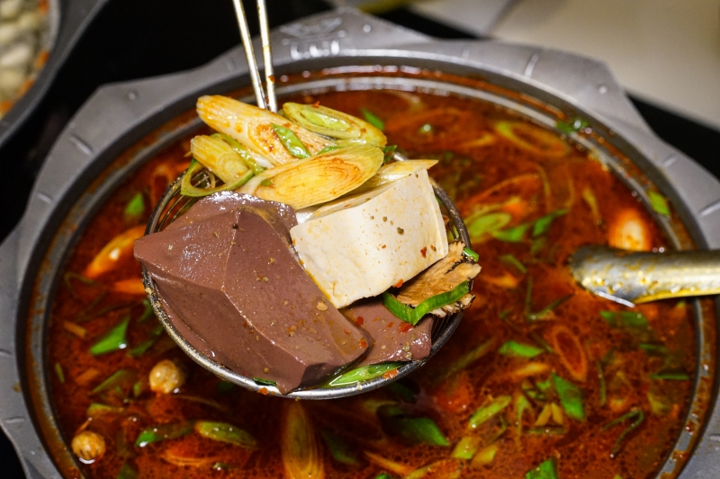 [花蓮吉安美食]老闆太佛心  新推出麻辣鍋免費送 蒜頭雞湯只要199元 開到凌晨1點 花蓮宵夜熱炒推薦-新寶商號