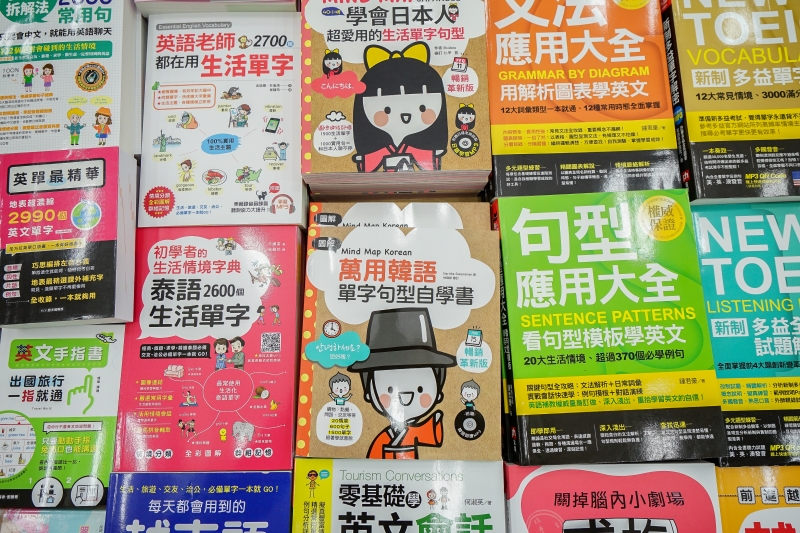 2019全國圖書暨品牌寢具服飾特賣會-不限書種買一送一 送完為止 童書有聲書教具影音特價再打69折!! 暖冬含淚特賣 機能厚外套798元 機能保暖衣88元 天絲床包全面特價下殺 台灣枕頭390元  過年期間不休息 花蓮特賣會