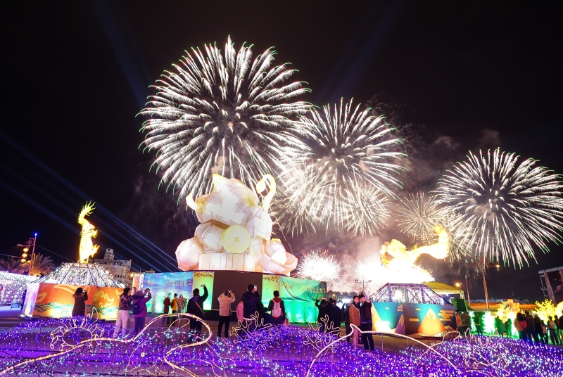 [花蓮過年活動]2019花蓮太平洋燈會 花蓮山豬陪你過好年 璀璨水舞真人舞蹈 過年IG打卡熱點 必拍燈海隧道  東大門夜市 有得看又有得吃唷!