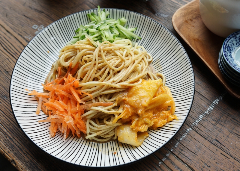 花蓮隱藏巷弄美食 門前頗有日式風味 清燉豬腳湯 黃金泡菜涼麵好對味 -森室