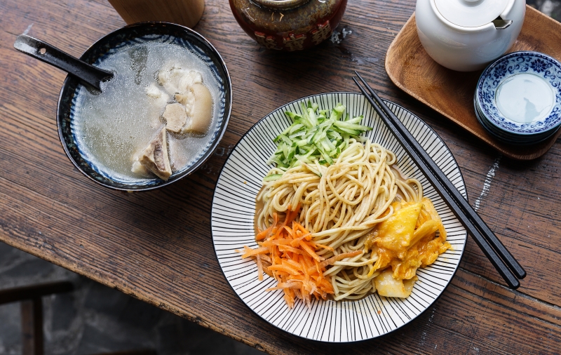 花蓮隱藏巷弄美食 門前頗有日式風味 清燉豬腳湯 黃金泡菜涼麵好對味 -森室