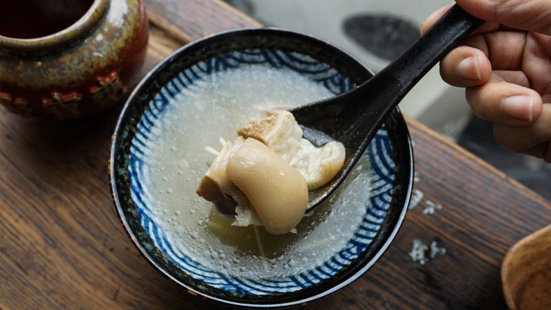 花蓮隱藏巷弄美食 門前頗有日式風味 清燉豬腳湯 黃金泡菜涼麵好對味 -森室