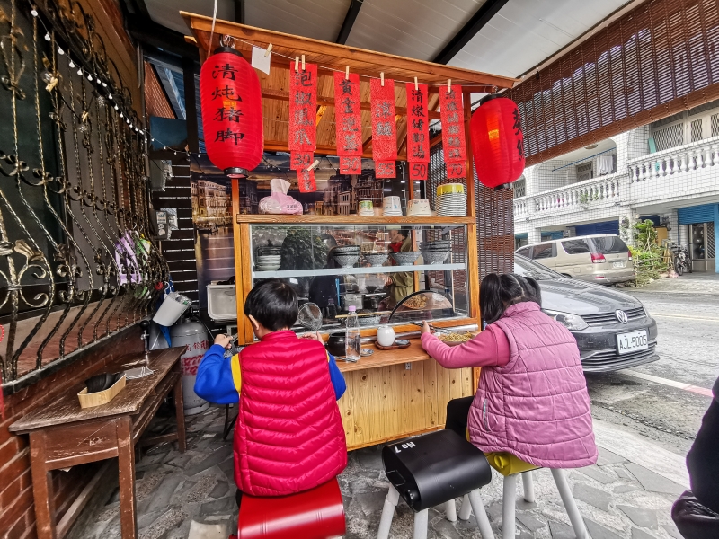 花蓮隱藏巷弄美食 門前頗有日式風味 清燉豬腳湯 黃金泡菜涼麵好對味 -森室