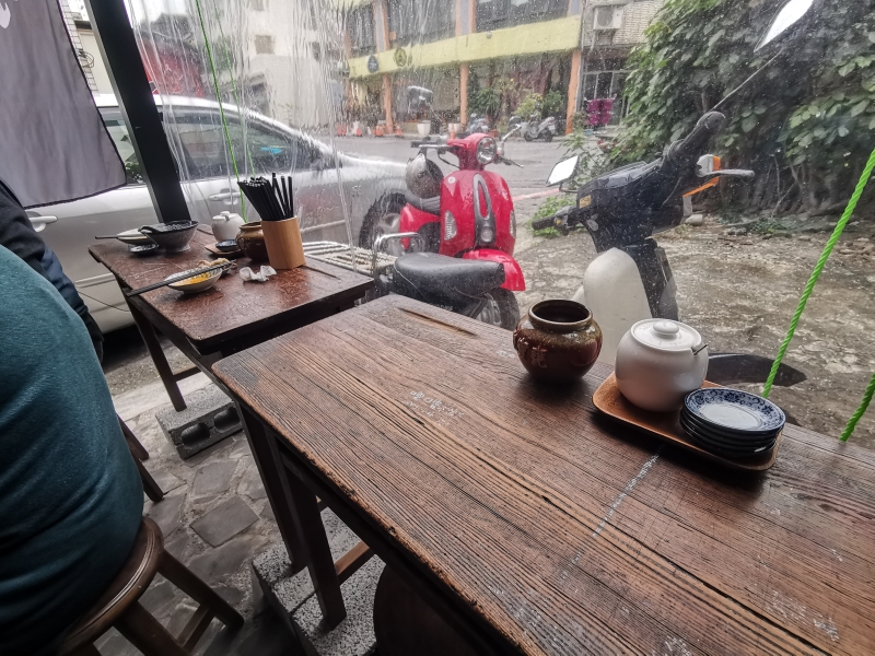 花蓮隱藏巷弄美食 門前頗有日式風味 清燉豬腳湯 黃金泡菜涼麵好對味 -森室