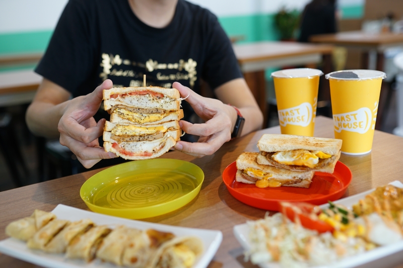 [花蓮美食]多士號-招牌肉蛋吐司真好吃  早上7點就吃得到 全天候提供外送服務 還有嫩煎辣雞總匯 鐵板麵 蛋餅  花蓮早餐推薦