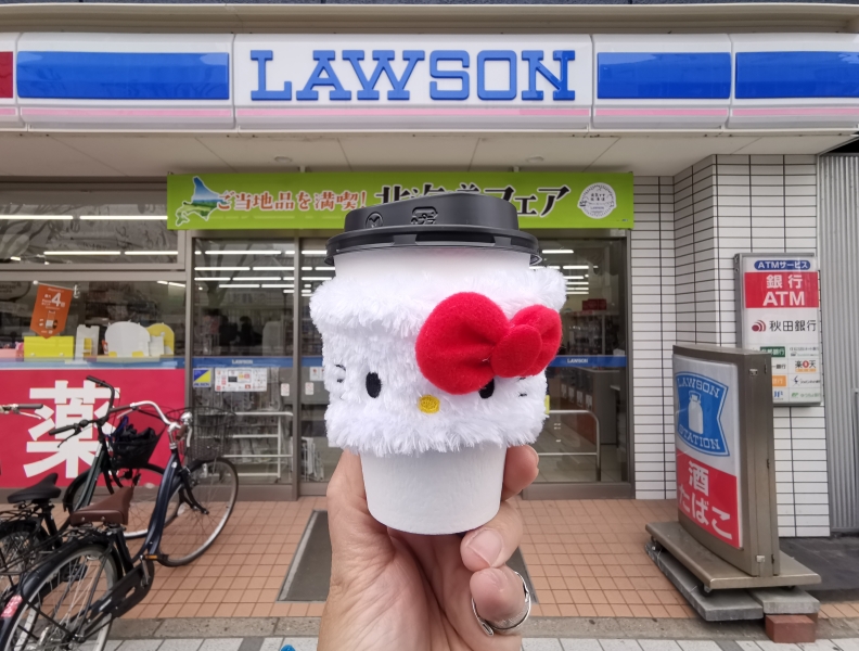 Hello Kitty居然免費送~~即日起日本LAWSON買熱咖啡贈送凱蒂貓隔熱杯套  數量有限，送完為止 還推出超可愛Hello Kitty造型包子 限量是殘酷的!