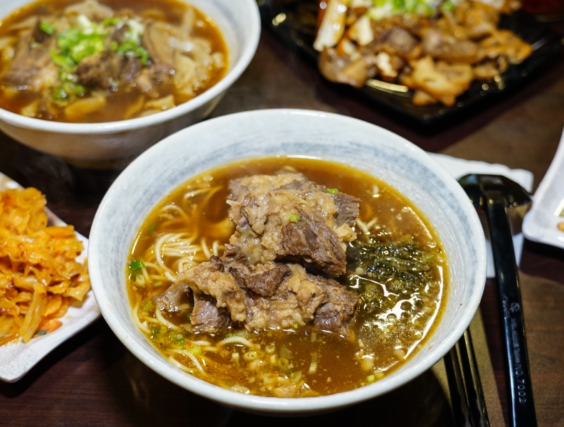 [花蓮美食]九條牛牛肉麵-百元招牌牛肉麵能吃到牛肋條 牛小排肉質鮮嫩好好吃唷