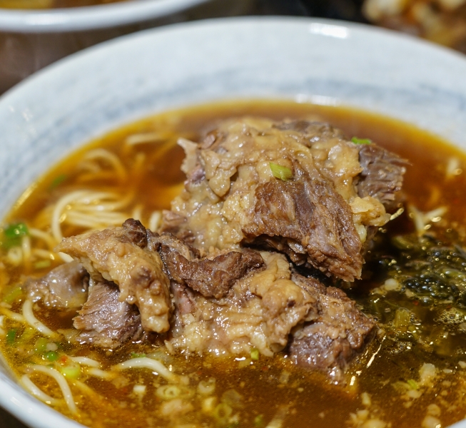 [花蓮美食]九條牛牛肉麵-百元招牌牛肉麵能吃到牛肋條 牛小排肉質鮮嫩好好吃唷