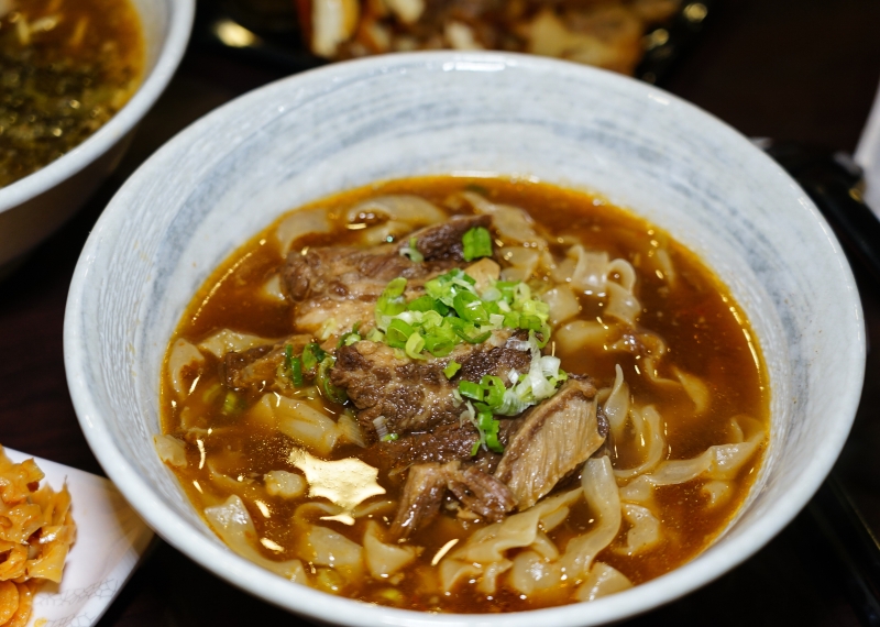 [花蓮美食]九條牛牛肉麵-百元招牌牛肉麵能吃到牛肋條 牛小排肉質鮮嫩好好吃唷