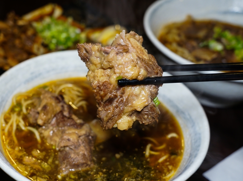 [花蓮美食]九條牛牛肉麵-百元招牌牛肉麵能吃到牛肋條 牛小排肉質鮮嫩好好吃唷