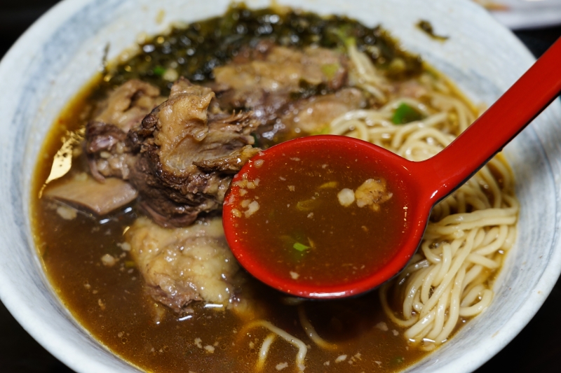 [花蓮美食]九條牛牛肉麵-百元招牌牛肉麵能吃到牛肋條 牛小排肉質鮮嫩好好吃唷