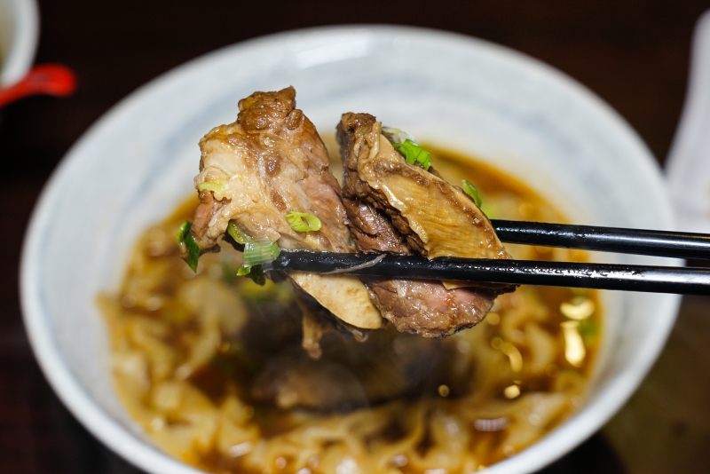 [花蓮美食]九條牛牛肉麵-百元招牌牛肉麵能吃到牛肋條 牛小排肉質鮮嫩好好吃唷