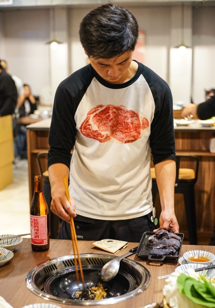 這樣太犯規! 火焰桂丁烏骨雞再加桂丁雞湯 雞肉超嫩酒香濃郁超好吃 還有月見雞肉飯 石頭火鍋  台北松山美食 小巨蛋捷運站美食推薦-石石鍋創火鍋