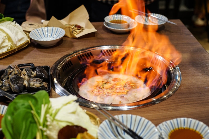 這樣太犯規! 火焰桂丁烏骨雞再加桂丁雞湯 雞肉超嫩酒香濃郁超好吃 還有月見雞肉飯 石頭火鍋  台北松山美食 小巨蛋捷運站美食推薦-石石鍋創火鍋