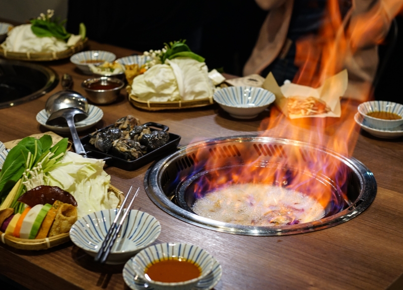 這樣太犯規! 火焰桂丁烏骨雞再加桂丁雞湯 雞肉超嫩酒香濃郁超好吃 還有月見雞肉飯 石頭火鍋  台北松山美食 小巨蛋捷運站美食推薦-石石鍋創火鍋