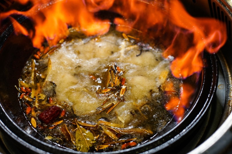 這樣太犯規! 火焰桂丁烏骨雞再加桂丁雞湯 雞肉超嫩酒香濃郁超好吃 還有月見雞肉飯 石頭火鍋  台北松山美食 小巨蛋捷運站美食推薦-石石鍋創火鍋