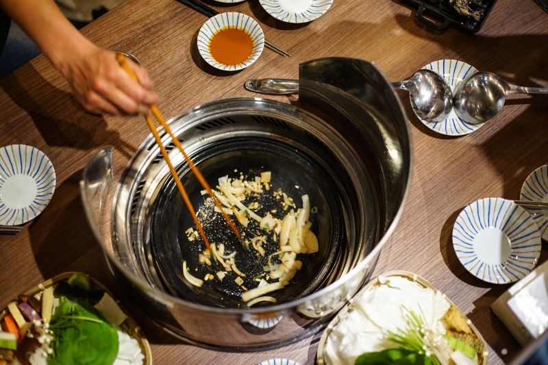 這樣太犯規! 火焰桂丁烏骨雞再加桂丁雞湯 雞肉超嫩酒香濃郁超好吃 還有月見雞肉飯 石頭火鍋  台北松山美食 小巨蛋捷運站美食推薦-石石鍋創火鍋