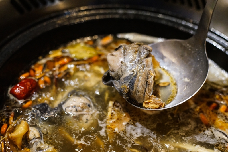 這樣太犯規! 火焰桂丁烏骨雞再加桂丁雞湯 雞肉超嫩酒香濃郁超好吃 還有月見雞肉飯 石頭火鍋  台北松山美食 小巨蛋捷運站美食推薦-石石鍋創火鍋