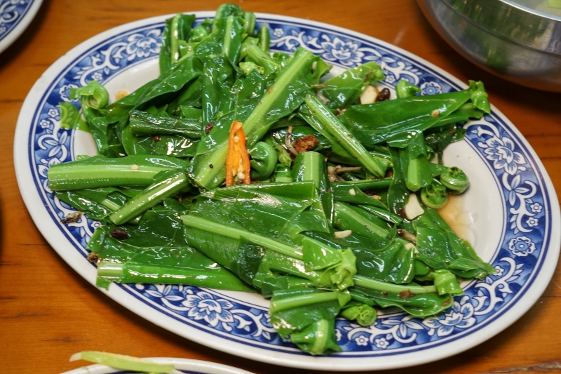 [花蓮美食]離太魯閣牌樓最近的餐廳 老店美味依舊不減 太魯閣美食推薦-藍藍餐廳