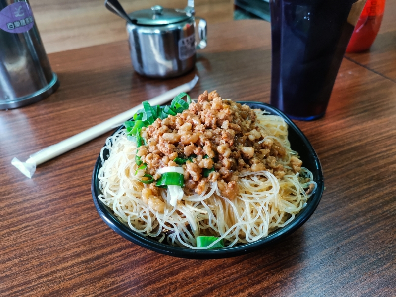 [花蓮吉安美食]1+4訪天晶玉食早午餐-週六限定油飯很好吃 炒米粉+特調麻辣醬很對味 還有中式下午茶 蔥肉餅可以吃唷