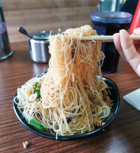 [花蓮吉安美食]1+4訪天晶玉食早午餐-週六限定油飯很好吃 炒米粉+特調麻辣醬很對味 還有中式下午茶 蔥肉餅可以吃唷