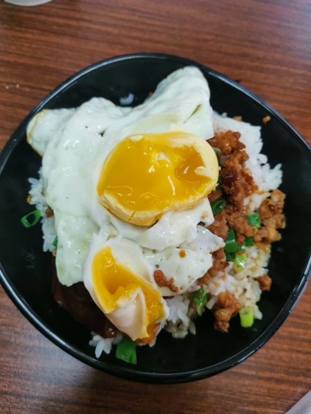 [花蓮吉安美食]1+4訪天晶玉食早午餐-週六限定油飯很好吃 炒米粉+特調麻辣醬很對味 還有中式下午茶 蔥肉餅可以吃唷