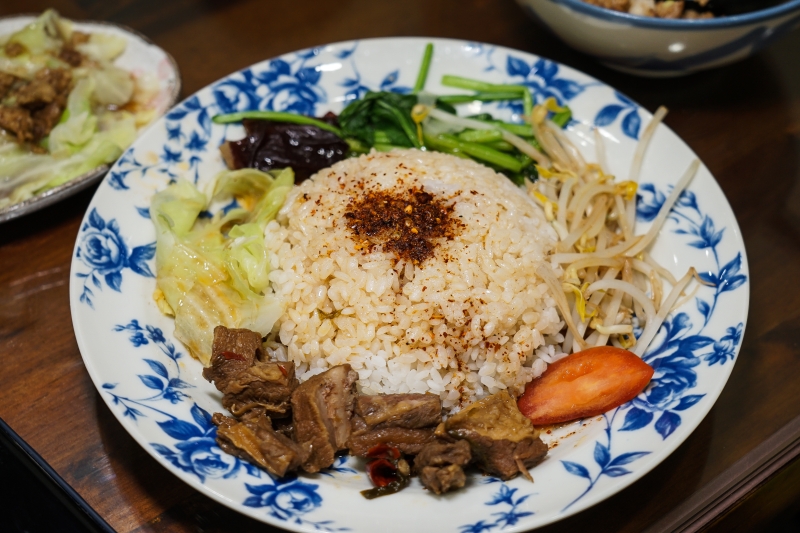 [花蓮新城美食]新城不只佳興冰果室可以吃 在地人強力推薦這家 還有麻辣火鍋可以吃唷-半天紅麻辣館/不辣館