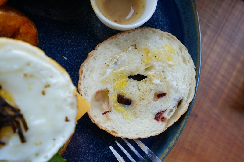 [花蓮早午餐]黑羽貝果-這間貝果外層像是法國麵包般酥脆!! 加上太陽蛋漢堡肉也太好吃了吧  花蓮美食推薦