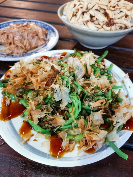 花蓮吉安黃昏市場裡的雞肉飯真豪邁  中午開到凌晨2點當宵夜都很可以  花蓮市場美食-台南担仔麵