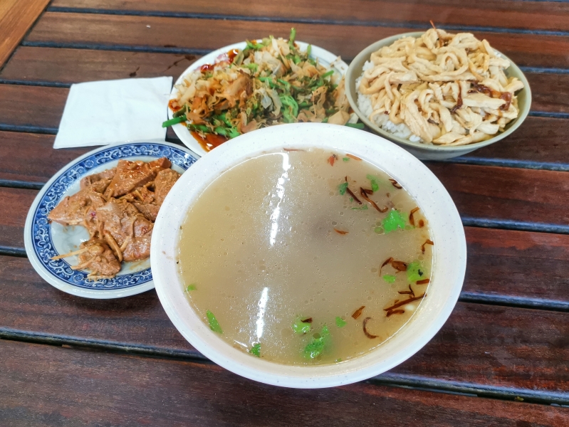 花蓮吉安黃昏市場裡的雞肉飯真豪邁  中午開到凌晨2點當宵夜都很可以  花蓮市場美食-台南担仔麵