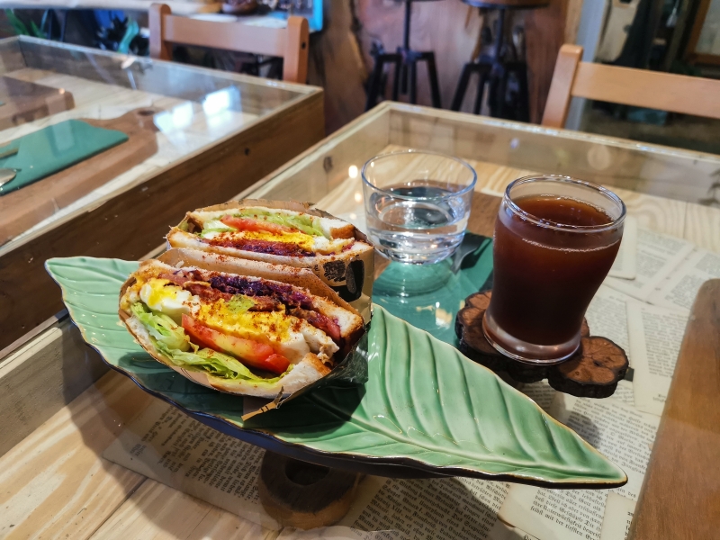 [花蓮美食]實季食記熱壓吐司-貓貓超可愛 熱壓吐司好好吃 早上8點就有開 營業到晚上8點唷 花蓮有貓餐廳 花蓮早午餐