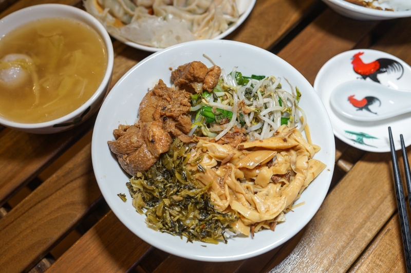 [花蓮美食]滷班食堂-冰花煎餃 軟骨飯 下午有營業 有點文青小店的感覺