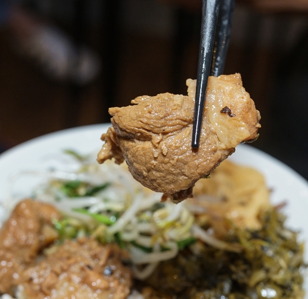 [花蓮美食]滷班食堂-冰花煎餃 軟骨飯 下午有營業 有點文青小店的感覺