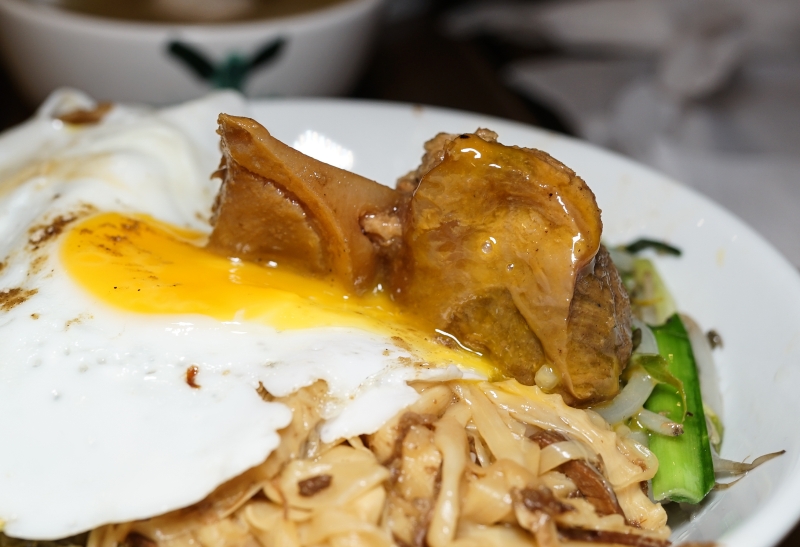 [花蓮美食]滷班食堂-冰花煎餃 軟骨飯 下午有營業 有點文青小店的感覺