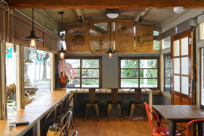 [花蓮咖啡廳]Jimmy x Rose Cafe 吉米蘿絲-鳳凰樹下的小木屋 自成一局又有點小浪漫 自製甜點&烘焙咖啡豆