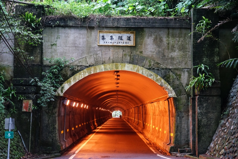 [南投一日遊]原來集集這麼好玩 彩繪車廂 漫遊綠色隧道 添興窯陶藝DIY 復仇者聯盟英雄摺紙也太厲害了吧! 集集一日遊行程