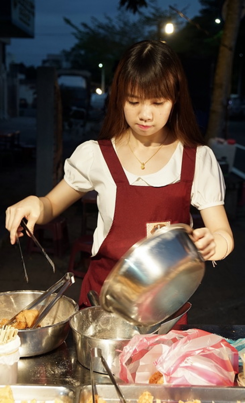 [花蓮鳳林]鳳林夜市-週6晚上不無聊，還有夜市可以逛  專業梅炸雞 阿香東山鴨頭  羅東可口香炭烤  還有排超多人的來客牛排 而且還有超可愛的炸雞公主可以看 @跳躍的宅男