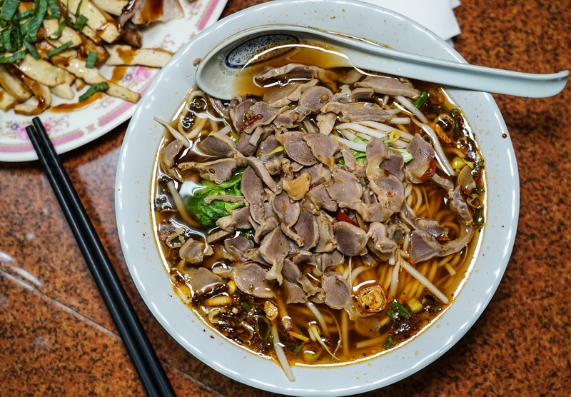 [花蓮美食]首次吃到椒麻雞胗麵 五香牛肉乾拌麵味道超特別 而且下午不休息-巧味麵館 @跳躍的宅男