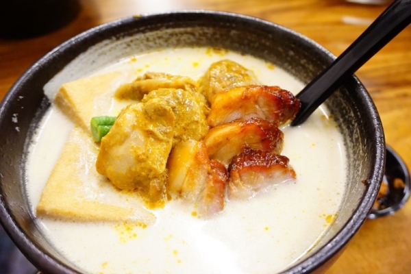 [花蓮美食]小檳城特色南洋麵食-白咖哩麵有對到我的味 他們家的叉燒真好吃啊! @跳躍的宅男